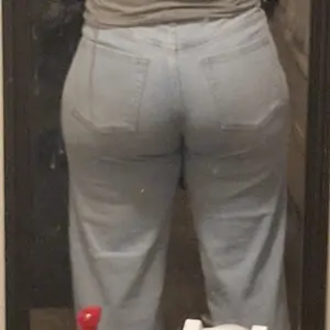 Customer back fit photo for BBL Stretch Wide-Leg Jeans