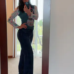 Customer dark denim fit photo for BBL Stretch Wide-Leg Jeans
