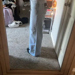 Customer side fit photo for BBL Stretch Wide-Leg Jeans